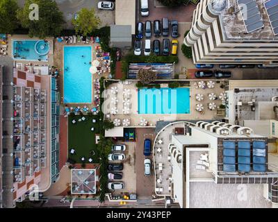 Blick aus der Vogelperspektive auf die Hotelpools in der Sommersaison Stockfoto