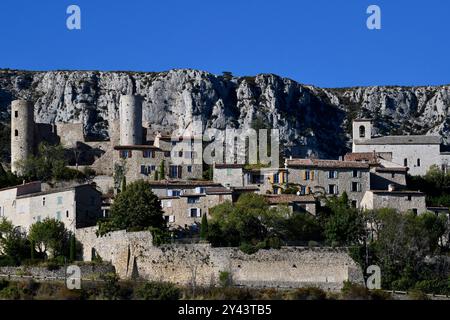 Bargeme, Frankreich, 2024 Blick auf das historische Dorf mit den Ruinen von château, mittelalterliche Burg und Steintürme. Stockfoto