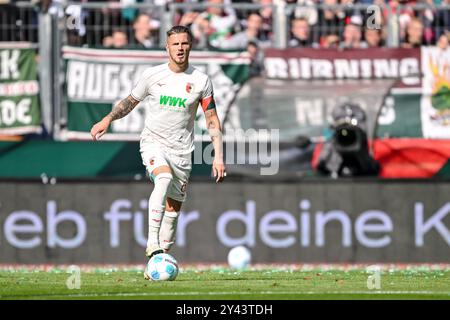 Augsburg, Deutschland. September 2024. Fußball: Bundesliga, FC Augsburg - FC St. Pauli, Spieltag 3, WWK-Arena. Augsburgs Jeffrey Gouweleeuw in Aktion. Hinweis: Harry langer/dpa - WICHTIGER HINWEIS: Gemäß den Vorschriften der DFL Deutschen Fußball-Liga und des DFB Deutschen Fußball-Bundes ist es verboten, im Stadion und/oder des Spiels aufgenommene Fotografien in Form von sequenziellen Bildern und/oder videoähnlichen Fotoserien zu verwenden oder zu verwenden./dpa/Alamy Live News Stockfoto