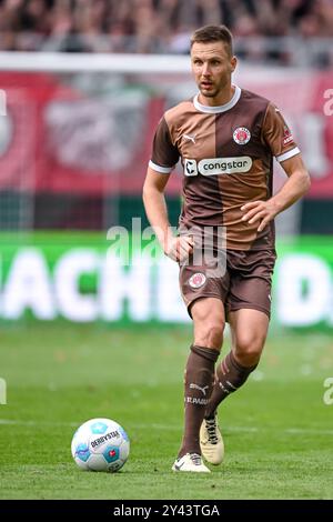 Augsburg, Deutschland. September 2024. Fußball: Bundesliga, FC Augsburg - FC St. Pauli, Spieltag 3, WWK-Arena. St. Pauli's Karol Mets in Aktion. Hinweis: Harry langer/dpa - WICHTIGER HINWEIS: Gemäß den Vorschriften der DFL Deutschen Fußball-Liga und des DFB Deutschen Fußball-Bundes ist es verboten, im Stadion und/oder des Spiels aufgenommene Fotografien in Form von sequenziellen Bildern und/oder videoähnlichen Fotoserien zu verwenden oder zu verwenden./dpa/Alamy Live News Stockfoto