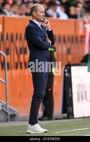 Augsburg, Deutschland. September 2024. Fußball: Bundesliga, FC Augsburg - FC St. Pauli, Spieltag 3, WWK-Arena. Augsburger Trainer Jess Thorup beobachtet das Spiel. Hinweis: Harry langer/dpa - WICHTIGER HINWEIS: Gemäß den Vorschriften der DFL Deutschen Fußball-Liga und des DFB Deutschen Fußball-Bundes ist es verboten, im Stadion und/oder des Spiels aufgenommene Fotografien in Form von sequenziellen Bildern und/oder videoähnlichen Fotoserien zu verwenden oder zu verwenden./dpa/Alamy Live News Stockfoto