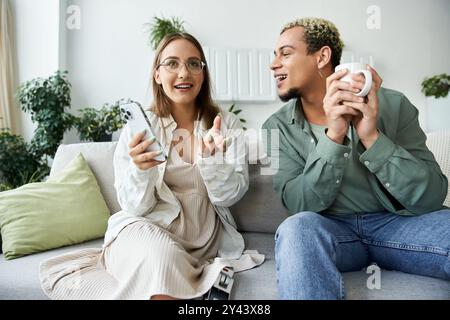 Zwei Freunde teilen Lachen und Geschichten in einem hellen, einladenden Raum. Stockfoto