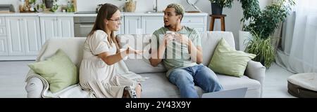 Zwei Freunde teilen sich Lachen und Geschichten in einem gemütlichen Zuhause. Stockfoto