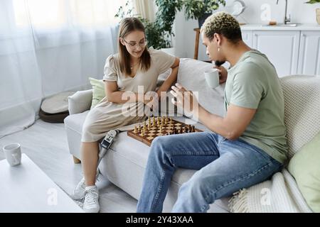 Zwei Freunde, die bei einer warmen Tasse in einem freundlichen Schachspiel teilnahmen. Stockfoto