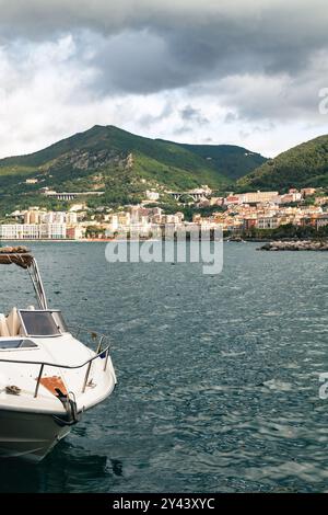 Blick auf die Stadt Salerno vom Hafen Stockfoto