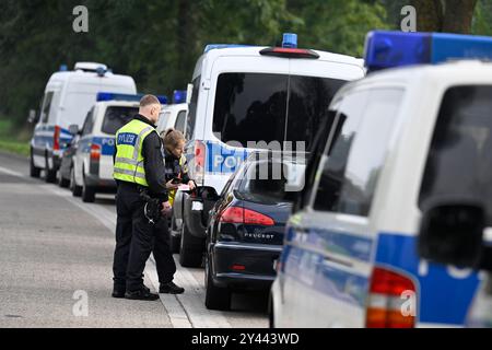 Aachen, Deutschland. September 2024. Bundespolizisten kontrollieren Fahrzeuge nach Deutschland an der Grenze zu Belgien. Um Mitternacht begann die Polizei mit ihren Kontrollen gegen unbefugte Einreise nach Deutschland. Nach dem Messerangriff in Solingen hat die Bundesregierung strengere Maßnahmen an den Grenzen zur Bekämpfung der illegalen Einreise eingeführt. Quelle: Roberto Pfeil/dpa/Alamy Live News Stockfoto