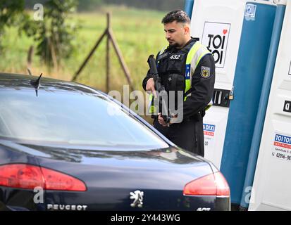 Aachen, Deutschland. September 2024. Bundespolizisten kontrollieren Fahrzeuge nach Deutschland an der Grenze zu Belgien. Um Mitternacht begann die Polizei mit ihren Kontrollen gegen unbefugte Einreise nach Deutschland. Nach dem Messerangriff in Solingen hat die Bundesregierung strengere Maßnahmen an den Grenzen zur Bekämpfung der illegalen Einreise eingeführt. Quelle: Roberto Pfeil/dpa/Alamy Live News Stockfoto