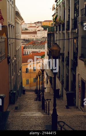Straßen von Lisboa, Blick auf die Stadt durch die Gasse, Portugal. Stockfoto