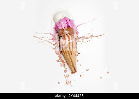 Eiscreme auf weiß fallen lassen Stockfoto