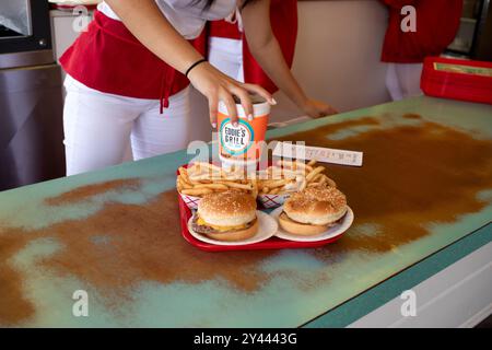 Burger und Pommes auf einem Tablett bei Eddie's Grill Stockfoto