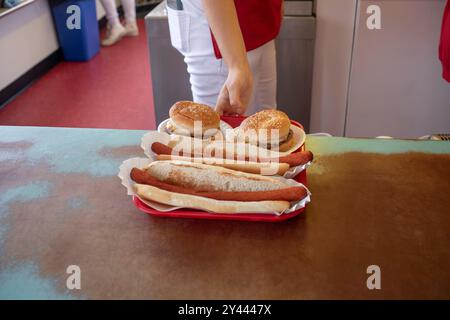 Ein Cafeteria-Tablett mit fußlangen Hot Dogs und Burgern Stockfoto