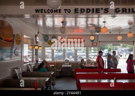 Innensitze und Leute, die in einem Diner am Straßenrand warten Stockfoto