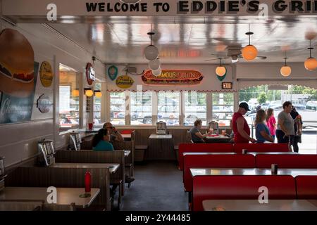 Innensitze und Leute, die in einem Diner am Straßenrand warten Stockfoto