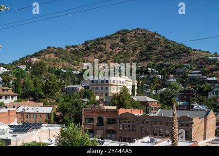 Die Bergbaustadt Bisbee, AZ, versteckt in den Hügeln Stockfoto