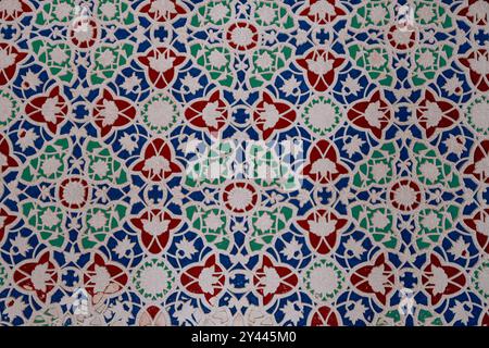 Eine farbenfrohe, gemusterte Wand mit blauem und grünem Design Stockfoto