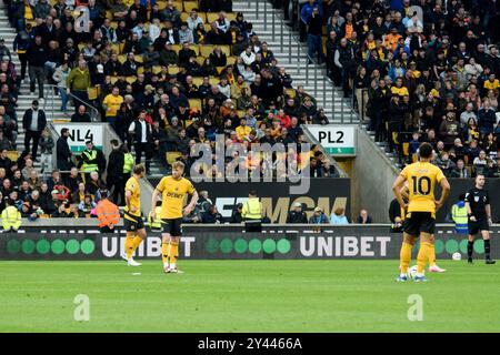 Wolverhampton, Großbritannien. September 2024. Die Spieler Matheus Cunha (10), der Verteidiger Craig Dawson (15) und der Mittelfeldspieler Tommy Doyle (20) reagieren am 15. September 2024 mit Niederschlag auf den Newcastle United Mittelfeldspieler Harvey Barnes (11), nachdem sie beim Spiel der Wolverhampton Wanderers FC gegen Newcastle United FC English Premier League im Molineux Stadium, Wolverhampton, England, Großbritannien, Großbritannien, 2-1 Rückstand erzielt hatten Stockfoto