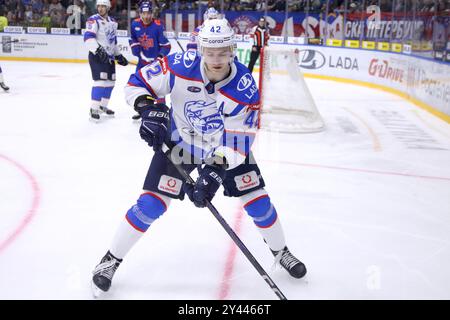 Sankt Petersburg, Russland. September 2024. Vladislav Syomin (42) Lada Hockey Club in Aktion während des Hockeyspiels Kontinental Hockey League 2024/2025 zwischen SKA Sankt Petersburg und Lada Togliatti im Eissportpalast. (Endpunktzahl; SKA Saint Petersburg 4:3 Lada Togliatti) Credit: SOPA Images Limited/Alamy Live News Stockfoto