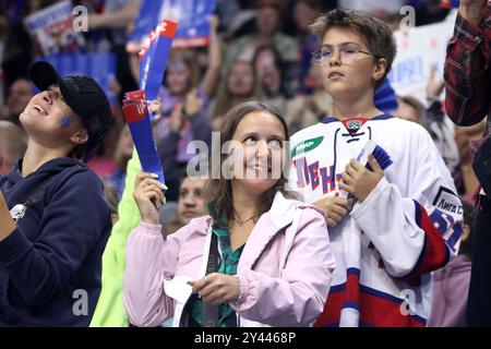 Sankt Petersburg, Russland. September 2024. Fans, die während des Hockeyspiels, der Kontinental Hockey League 2024/2025, zwischen SKA St. Petersburg und Lada Togliatti im Eissportzentrum zu sehen waren. (Endpunktzahl; SKA Saint Petersburg 4:3 Lada Togliatti) Credit: SOPA Images Limited/Alamy Live News Stockfoto