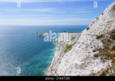 Entlang der zerbröckelnden Seite der weißen Kreidefelsen, über die Needles Seestapel und hinaus ins Meer. Stockfoto