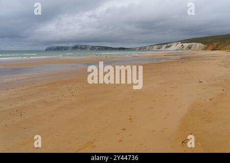 Ebbe am fast einsamen Strand von Compton Bay auf der Isle of Wight. Stockfoto