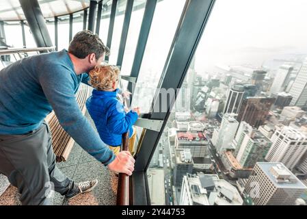 Vater und Sohn sehen die Skyline der Stadt vom skytower aus Stockfoto