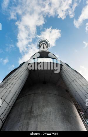 Blick auf den Sky Tower in Auckland vom Boden aus mit Blick nach oben Stockfoto