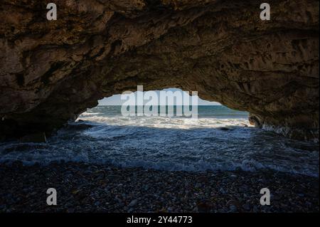 Blick unter dem natürlichen Felsbogen am Strand in Neufundland, Kanada. Stockfoto