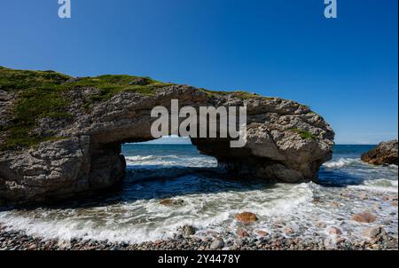 Blick auf den natürlichen Felsbogen am Strand in Neufundland, Kanada. Stockfoto