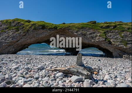 Blick auf natürliche Felsbögen am Strand in Neufundland, Kanada. Stockfoto