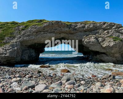 Blick auf den natürlichen Felsbogen am Strand in Neufundland, Kanada. Stockfoto