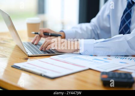 Geschäftsmann mit Laptop für Online-Finanzanalysen Stockfoto