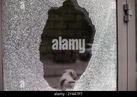 Glasbruch. Risse im Fenster. Viele kleine Risse. Stockfoto
