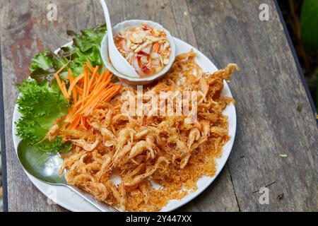 Frittierte knusprige Garnelen und süße Sauce auf Teller Stockfoto