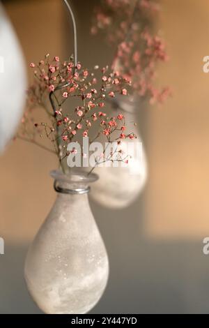 Getrocknete Blüten in Vase-Wohndekoration Stockfoto