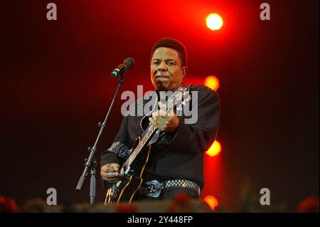 DATEIBILDER: UK. September 2015. LONDON, ENGLAND – 12. SEPTEMBER: Tito Jackson von The Jacksons trat am 12. September 2015 bei den BBC Proms in the Park, Hyde Park in London auf. CAP/MAR © Martin Harris/Capital Pictures Credit: Capital Pictures/Alamy Live News Stockfoto