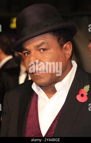 BILDER ABLEGEN: LONDON, GROSSBRITANNIEN. November 2011. Toriano Adaryll 'Tito' JacksonThe 'Michael Jackson : The Life of an Icon' UK Premiere, Empire Cinema, Leicester Square, London, England. November 2011 Kopfaufnahme Porträt schwarz weiß Hut Mohn CAP/ROS © Steve Ross/Capital Pictures Credit: Capital Pictures/Alamy Live News Stockfoto