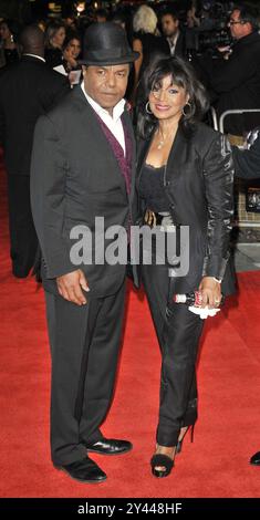 BILDER ABLEGEN: LONDON, GROSSBRITANNIEN. November 2011. Toriano Adaryll 'Tito' Jackson & Rebbie JacksonThe 'Michael Jackson : The Life of an icon' UK Premiere, Empire Cinema, Leicester Square, London, England. November 2011 langer Anzug schwarz weiß Hut Jacke Hose CAP/CAN © Can Nguyen/Capital Pictures Credit: Capital Pictures/Alamy Live News Stockfoto