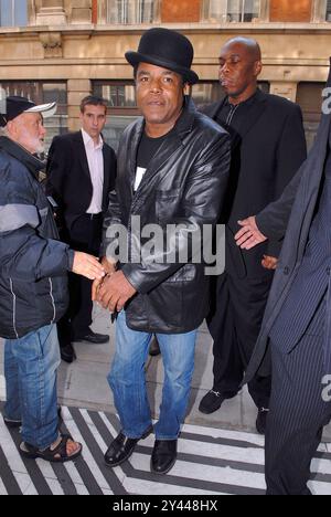 BILDER ABLEGEN: LONDON, GROSSBRITANNIEN. September 2009. TITO JACKSONAt BBC Radio 2, London, England. 16. September 2009 Jeans in voller Länge Jeans Schwarze Lederjacke Bowler Hut CAP/IA © Ian Allis/Capital Pictures Credit: Capital Pictures/Alamy Live News Stockfoto