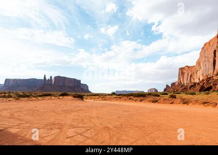 Weitläufiger Blick auf Mesas und Buttes in der Monument Valley Wüste. Stockfoto