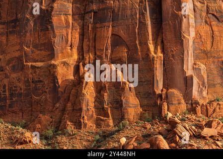 Nahaufnahme komplizierter Sandsteinformationen im Monument Valley. Stockfoto