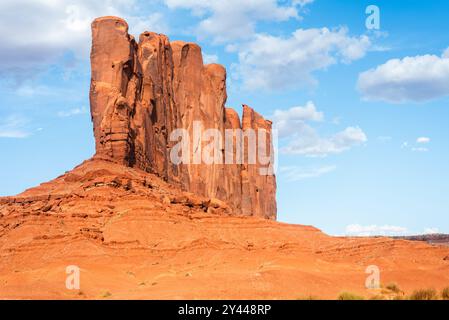 Monument Valley Felsformation unter einem hellblauen Himmel Stockfoto