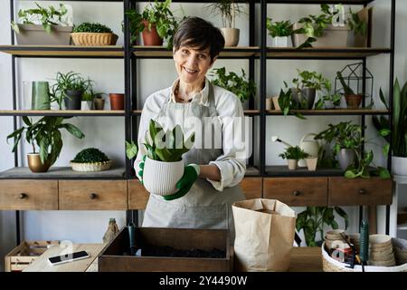 Ein Gärtner pflegt liebevoll ihre blühenden Pflanzen in einem gemütlichen Atelier. Stockfoto