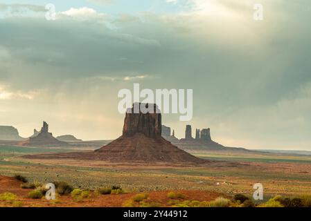 Monument Valley Buttes stehen hoch unter bewölktem Himmel in der Wüste Stockfoto