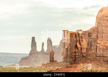 Kamel und Daumenknöpfe erheben sich in der Wüstenlandschaft des Monument Valleyâ Stockfoto