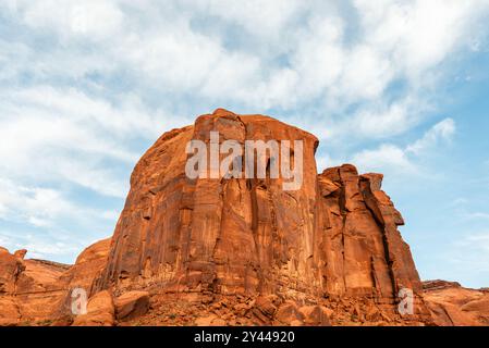 Dramatische rote Felsformation im Monument Valley unter blauem Himmel. Stockfoto