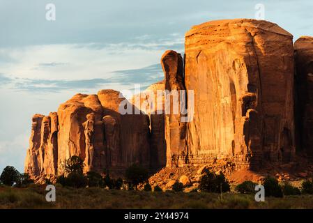 Monument Valley Mesa leuchtet während der goldenen Stunde Stockfoto