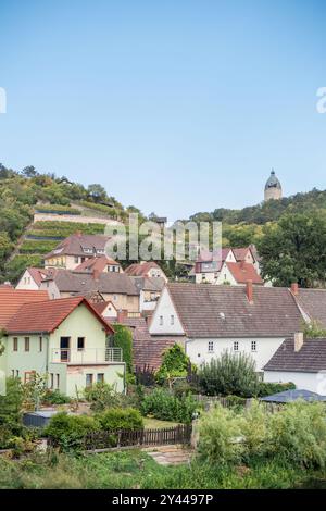 Blick über Häuser und Dächer in Richtung des Turms Dicker Wilhelm (Fat William), alias Bergfried an einem klaren sonnigen Tag in Freyburg, Sachsen-Anhalt, Deutschland Stockfoto