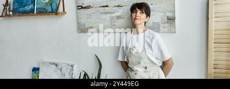 Eine engagierte Künstlerin genießt ihre Zeit bei der Arbeit an neuen Kreationen. Stockfoto