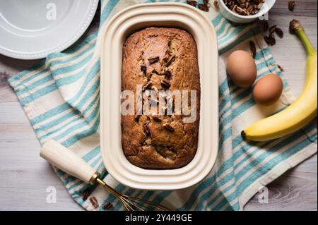 Bananenbrot auf einem blau-weiß gestreiften Küchentuch Stockfoto