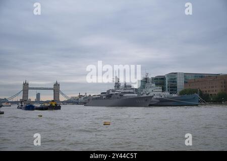 Das japanische Kriegsschiff JS Kashima legte neben der HMS Belfast an der Themse in London an Stockfoto